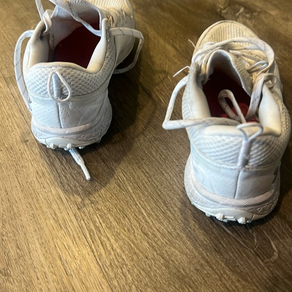 White US 5.5 under Armour glory turf shoes - Picture 4 of 5